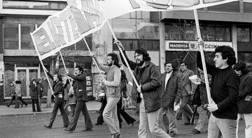 Provável última fotografia de Víctor Jara, em um comício do presidente Salvador Allende uma semana antes do golpe militar - Getty Images