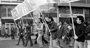 Provável última fotografia de Víctor Jara, em um comício do presidente Salvador Allende uma semana antes do golpe militar - Getty Images