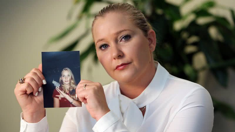 Virginia Louise Giufree segurando uma foto de quando ela era jovem - Divulgação