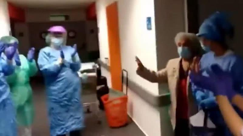 Mulher sendo aplaudida após receber alta do hospital - Divulgação/Youtube