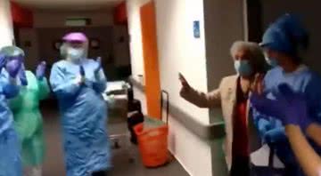 Mulher sendo aplaudida após receber alta do hospital - Divulgação/Youtube