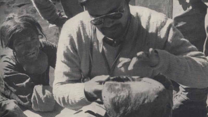 Dr. Biswamoy Biswas examinando a pele do Yeti - Wikimedia Commons