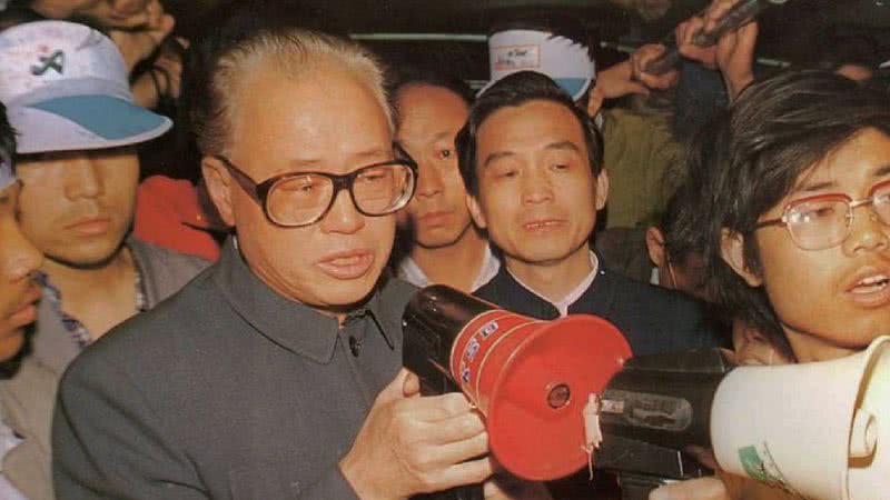 Zhao Ziyang conversando com estudantes em Pequim em maio de 1989 - ABC News