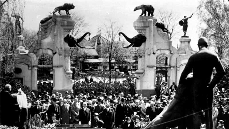 Celebração de aniversário 25 anos de Zoo Stellingen perto de Hamburgo. 8 de maio de 1932 - Crédito: Getty Images