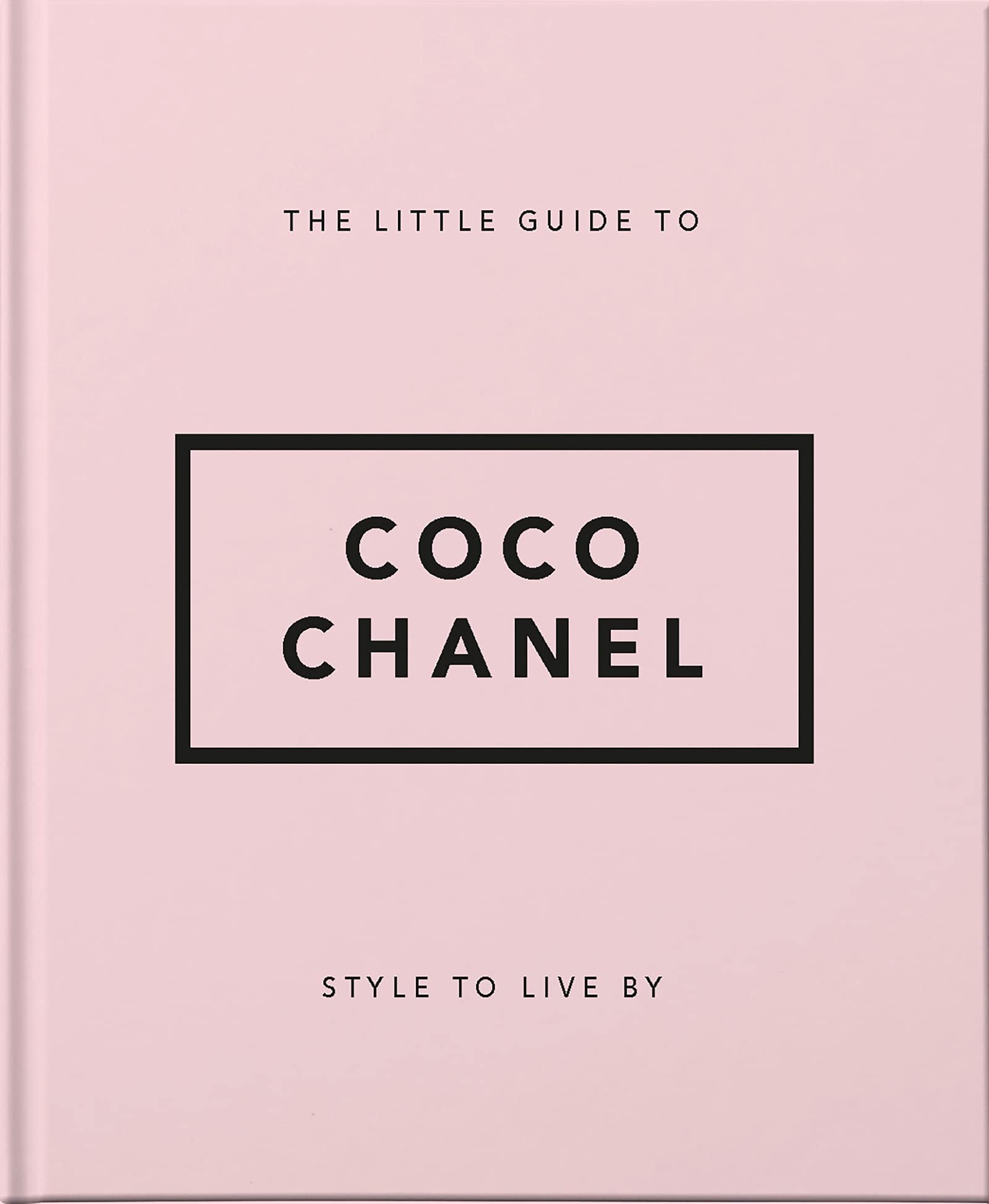 Uma coleção de mais de 170 citações e fatos fascinantes sobre o gênio criativo que nos deu o Little Black Dress e o Chanel nº 5 Quase 50 anos após sua morte, Coco Chanel continua sendo uma das estilistas mais influentes do mundo. Sua história é de brilho criativo e inovação - ela foi uma força motriz para libertar as mulheres das roupas restritivas que foram obrigadas a usar por gerações. 'Para ser insubstituível, é preciso ser sempre diferente', dizia Chanel, e ao longo de sua vida demonstrou extraordinária paixão e determinação para mudar o mundo ao seu redor.  Este pequeno livro está repleto de fatos memoráveis ​​sobre a vida e influência de Coco Chanel, e cheio de citações da própria ícone e de algumas das muitas pessoas inspiradas por ela. Há muita sabedoria para extrair das auto-reflexões de Chanel, enquanto sua inteligência afiada e joie de vivre irão divertir, surpreender e inspirar em igual medida. 'A moda muda, mas o estilo permanece.' Conforme visto em vogue.co.uk, 18 de agosto de 2017, por Julia Neel. 'Ninguém nunca disse a Coco Chanel o que pensar.' Conforme visto em dailymail.co.uk, 10 de setembro de 2019, por Caroline Howe. 'Uma garota deve ser duas coisas: quem e o que ela quer.' Conforme visto em marieclaire.co.uk, 4 de outubro de 2016, por Mariel Reed. 'O ato mais corajoso ainda é pensar por si mesmo. Em voz alta.'