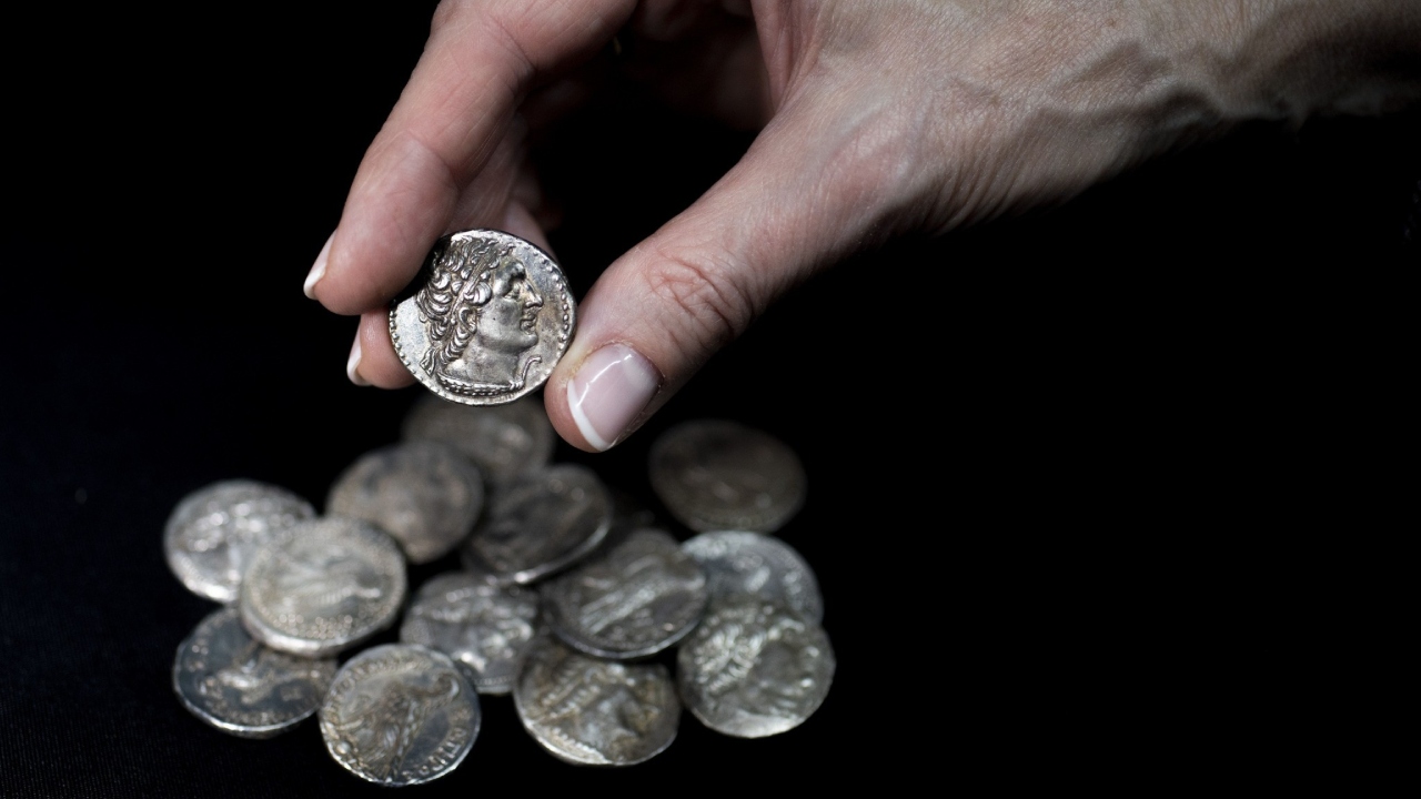 Moedas de prata datadas do reinado de Antíoco IV na Síria. Foto: Reprodução/Facebook/IsraelAntiquitiesAuthority