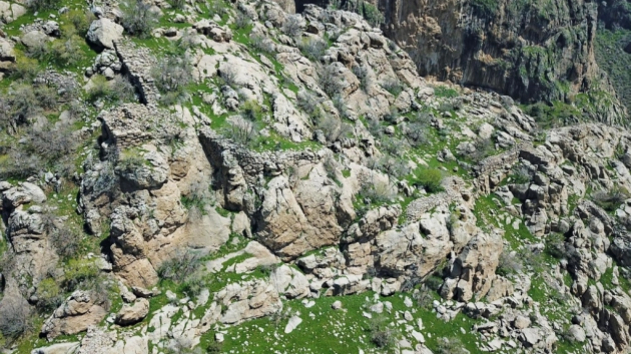 Local de escavações da Fortaleza de Rabana-Merquly, nas encostas do Monte Piramagrun