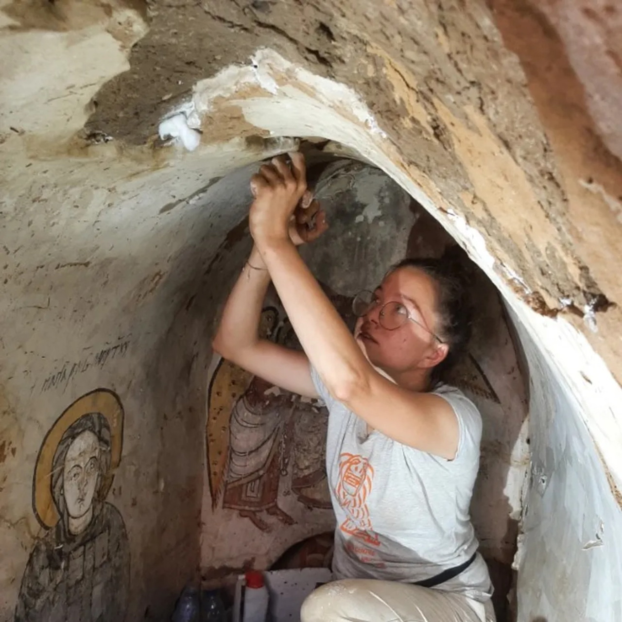 Fotografia tirada durante trabalho de restauração das pinturas bíblicas