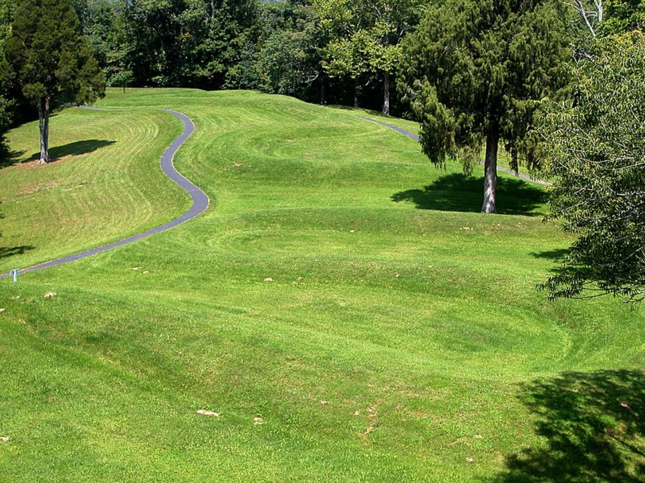 Serpent Mound, um montículo-efigie de antigos nativos-americanos localizado em Ohio, nos Estados Unidos, que referencia uma serpente