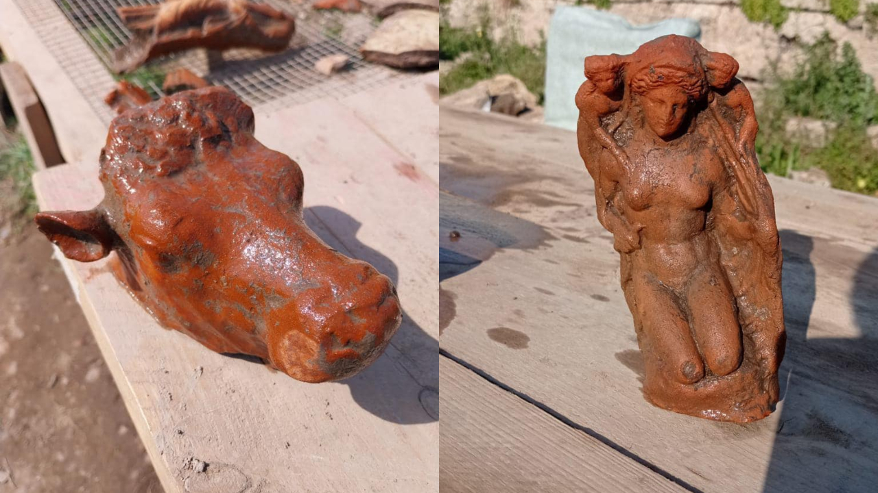 Escultura de terracota de uma cabeça de touro e mini-estátua de Afrodite