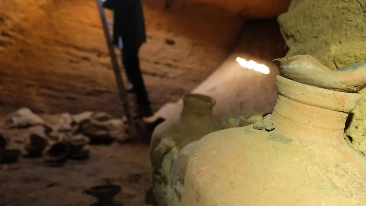 Fotografia mais próxima de um dos vasos, apresentando também uma das paredes da caverna