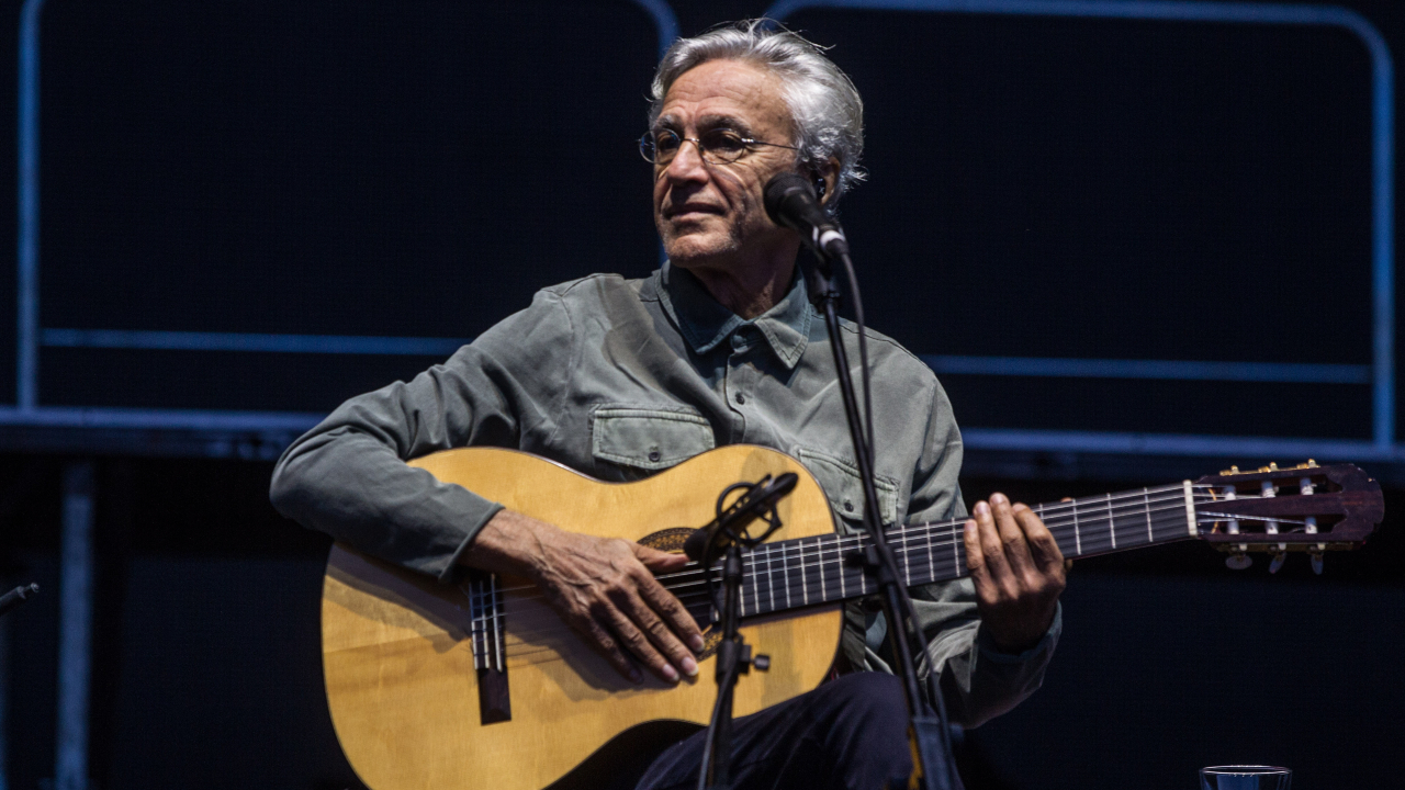 Caetano Veloso, um dos maiores nomes da música brasileira