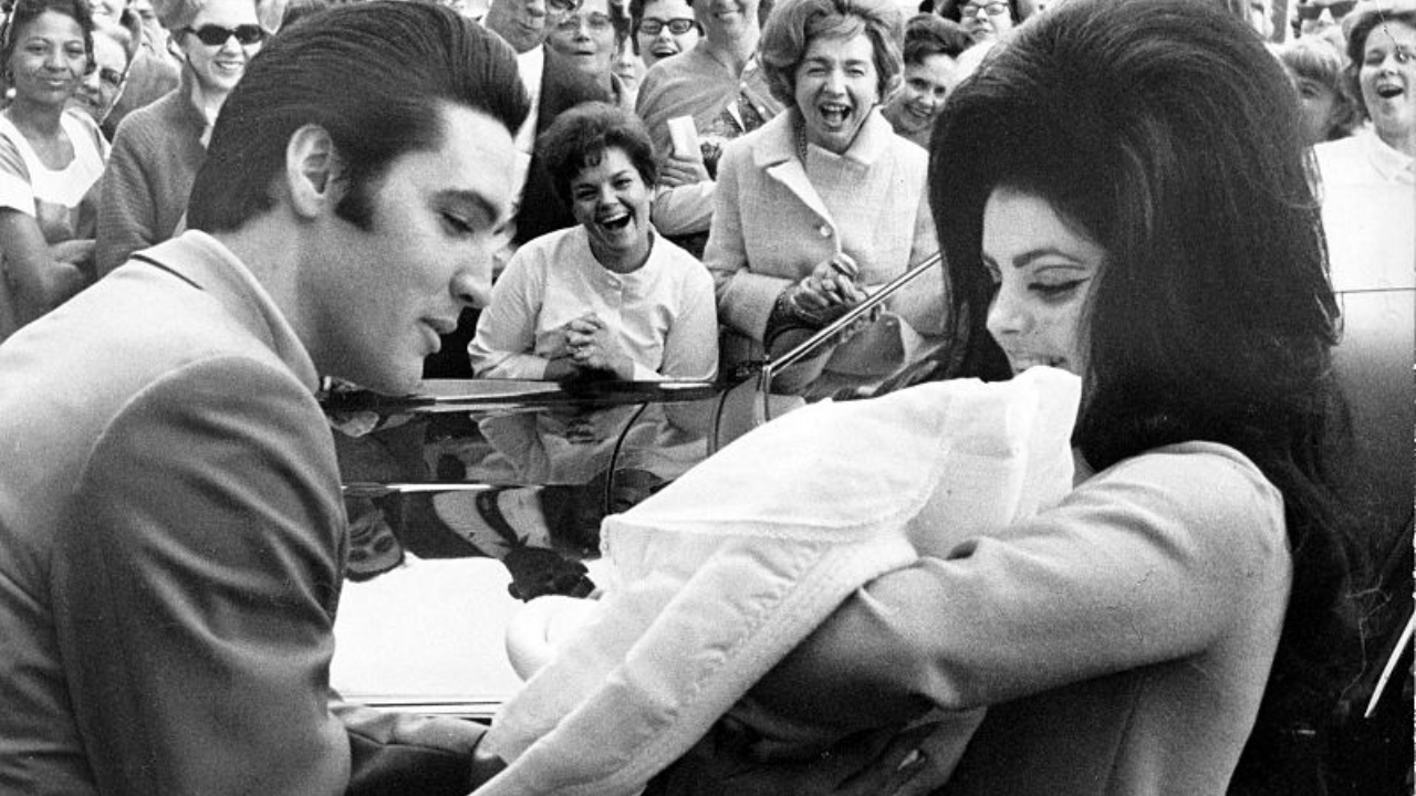 Elvis e Priscilla segurando Lisa Marie Presley ainda bebê