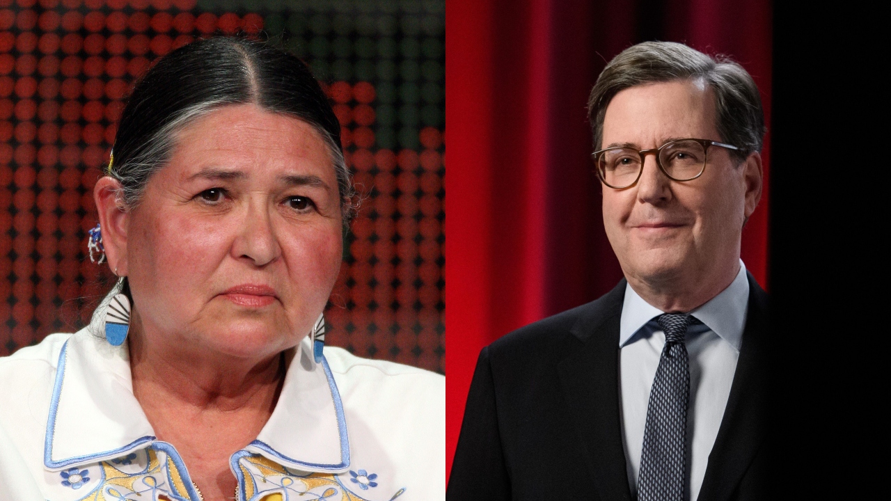 Sacheen Littlefeather em fotografia de 2010 e David Rubin, atual presidente da Academia