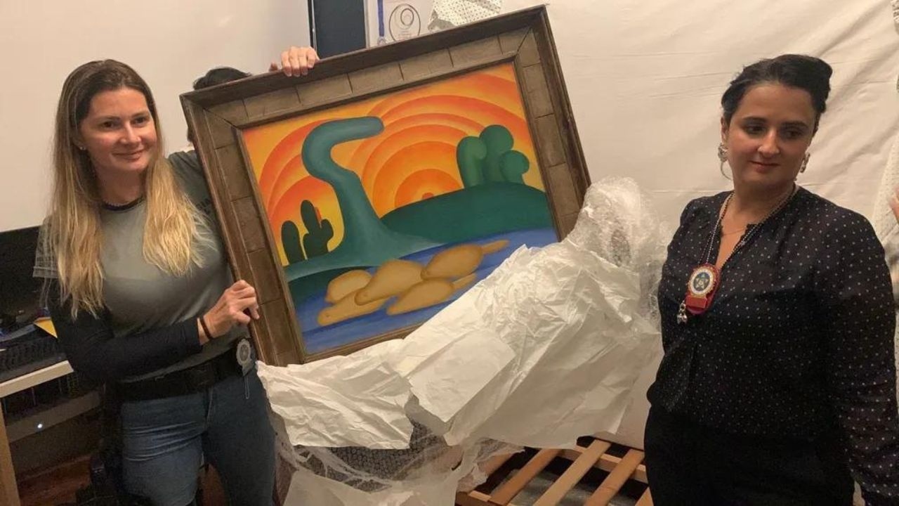 Quadro 'Sol Poente', de 1929, de Tarsila do Amaral, depois de apreensão da polícia