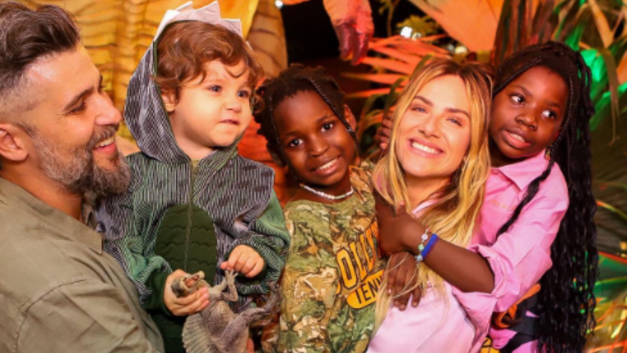 Foto de família do casal de atores Giovanna Ewbank e Bruno Gagliasso com seus filhos, Zyan, Bless e Chissomo