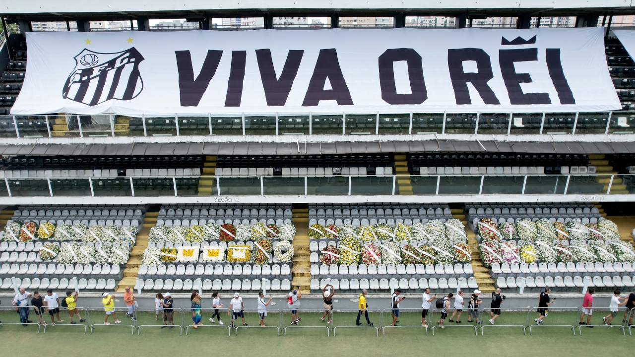 Homenagens ao Rei do Futeol na Vila Belmiro, em Santos. Foto: GettyImages