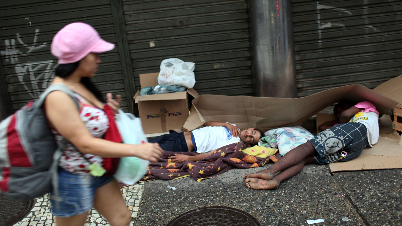 O corte de gastos em programas sociais e em políticas públicas leva muitas pessoas a viverem em condição de rua