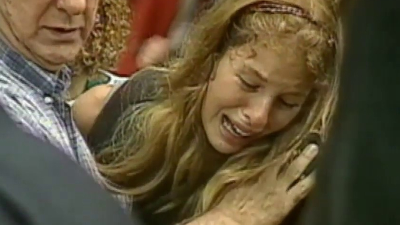 Suzane durante o funeral dos pais, em 2002