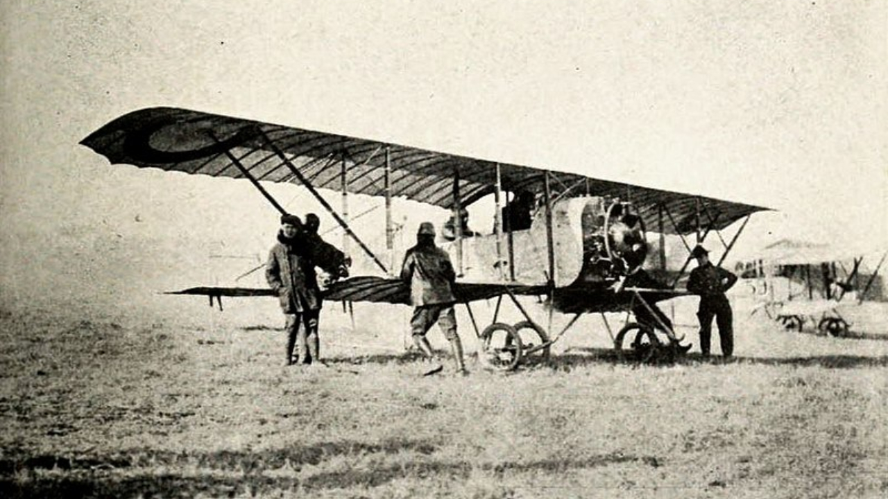 Um dos primeiros modelos de aviões utilizados na Primeira Guerra Mundial (1914 - 1918)