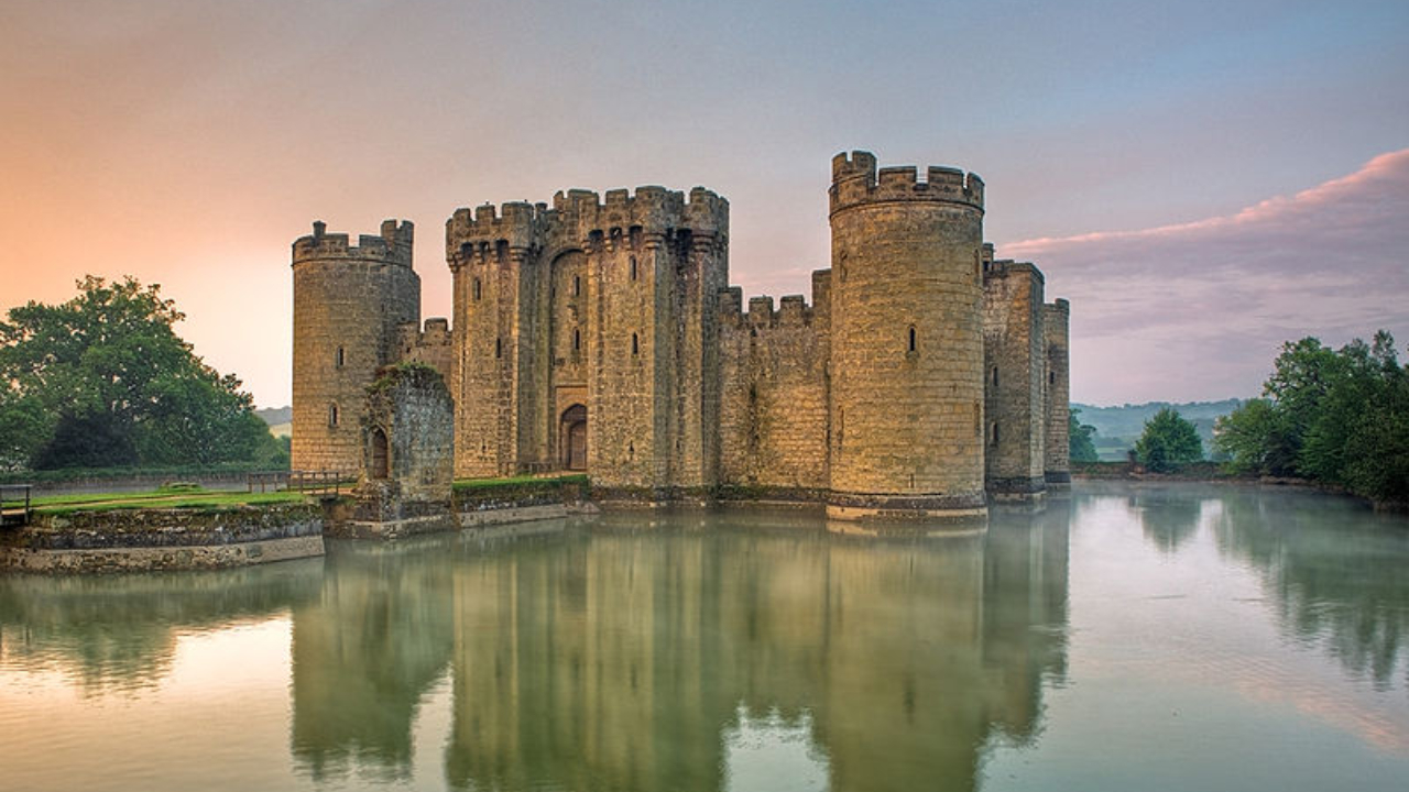 Castelo de Bodiam, construído em 1385 em East Sussex, na Inglaterra