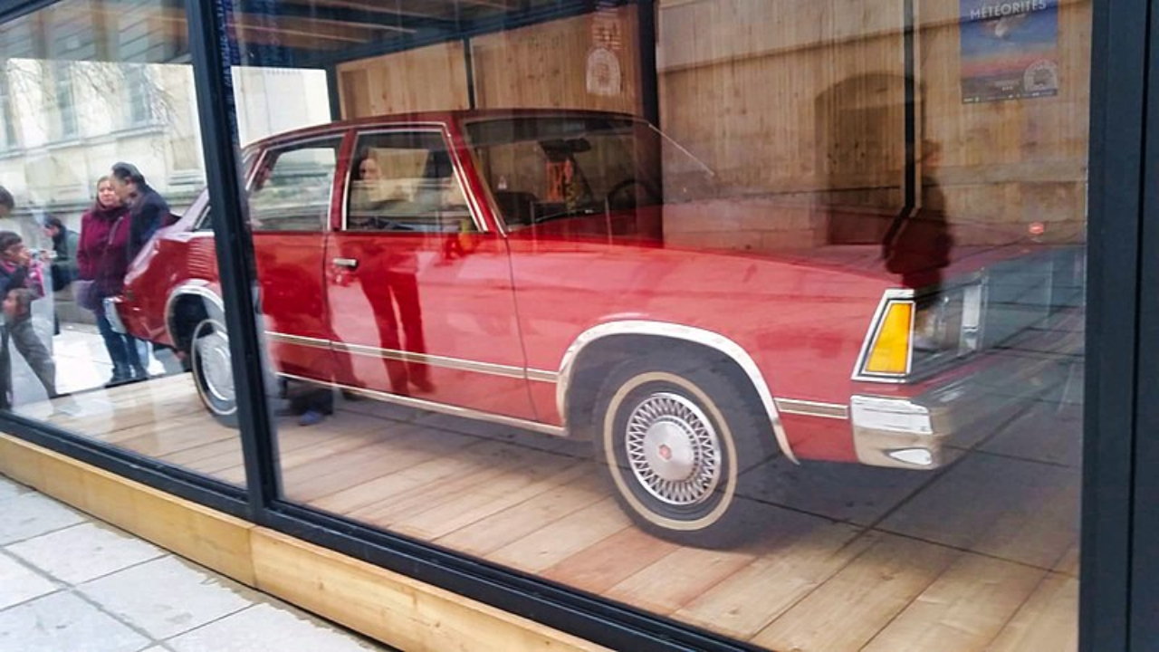 Fotografia do carro atingido por meteorito em 1992, em Peekskill, em exposição no Muséum national d'Histoire naturelle