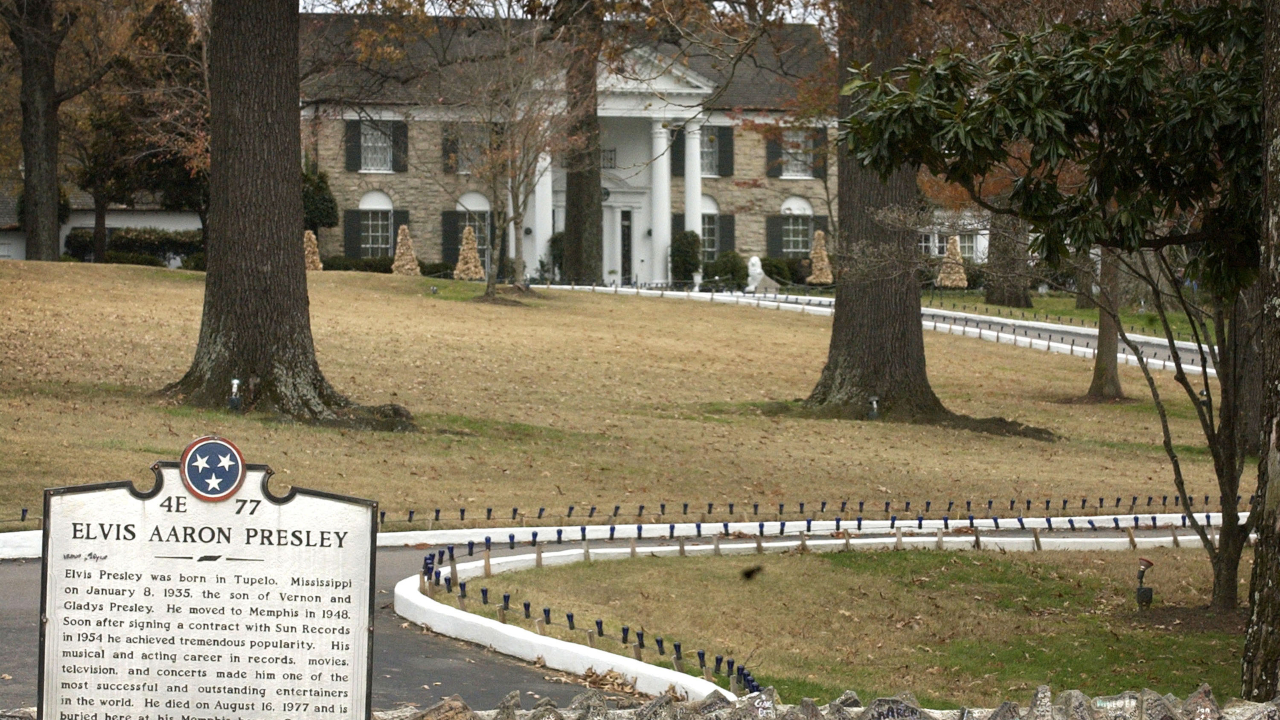 Entrada de Graceland, antiga mansão de Elvis Presley