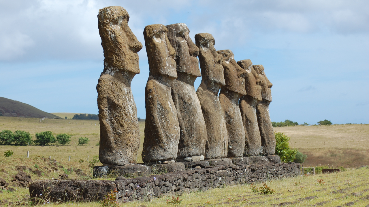 Estátuas moai com o corpo exposto