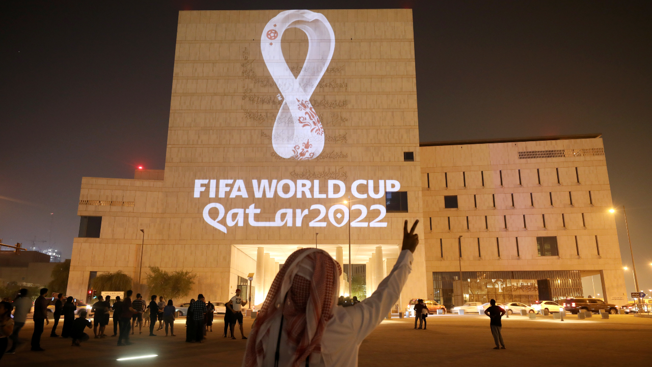 Emblema oficial da Copa do Mundo do Qatar em parede do Qatar National Archive Museum