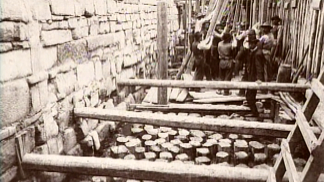 Trabalhadores constroem a base para o novo campanário da Basílica de São Marcos, em fotografia publicada na revista L'Illustrazione Italiana em 1905