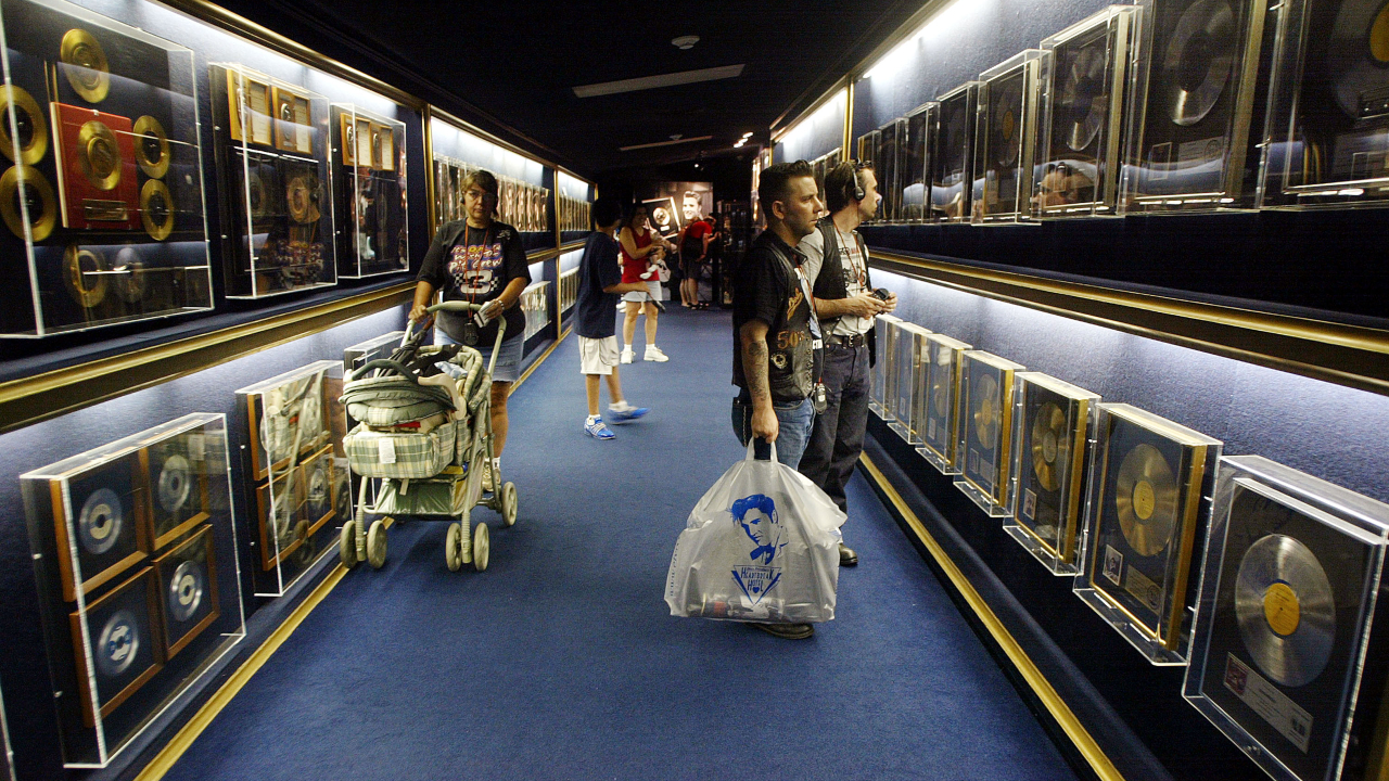 Visitantes observando exposições na Graceland, antiga mansão de Elvis Presley, que hoje em dia serve como museu do cantor