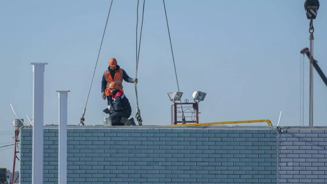 Trabalhadores na obra do novo hospital em Moscou