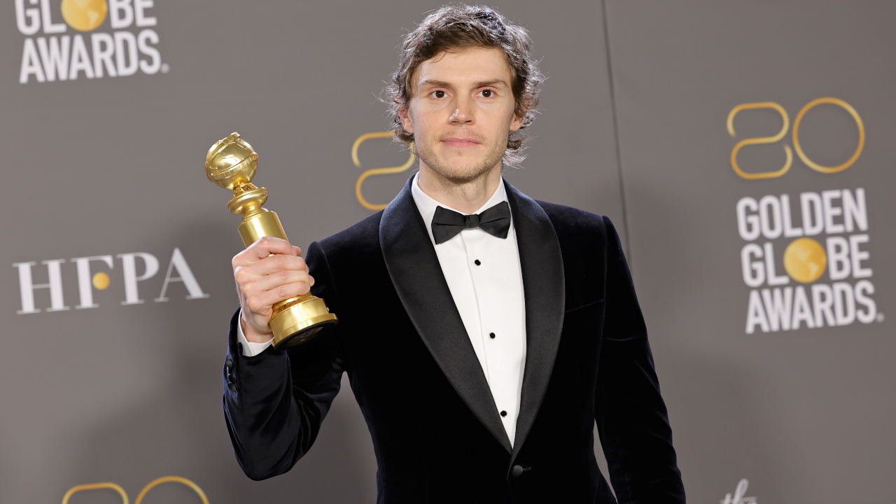 Evan Peters após receber prêmio do Globo de Ouro