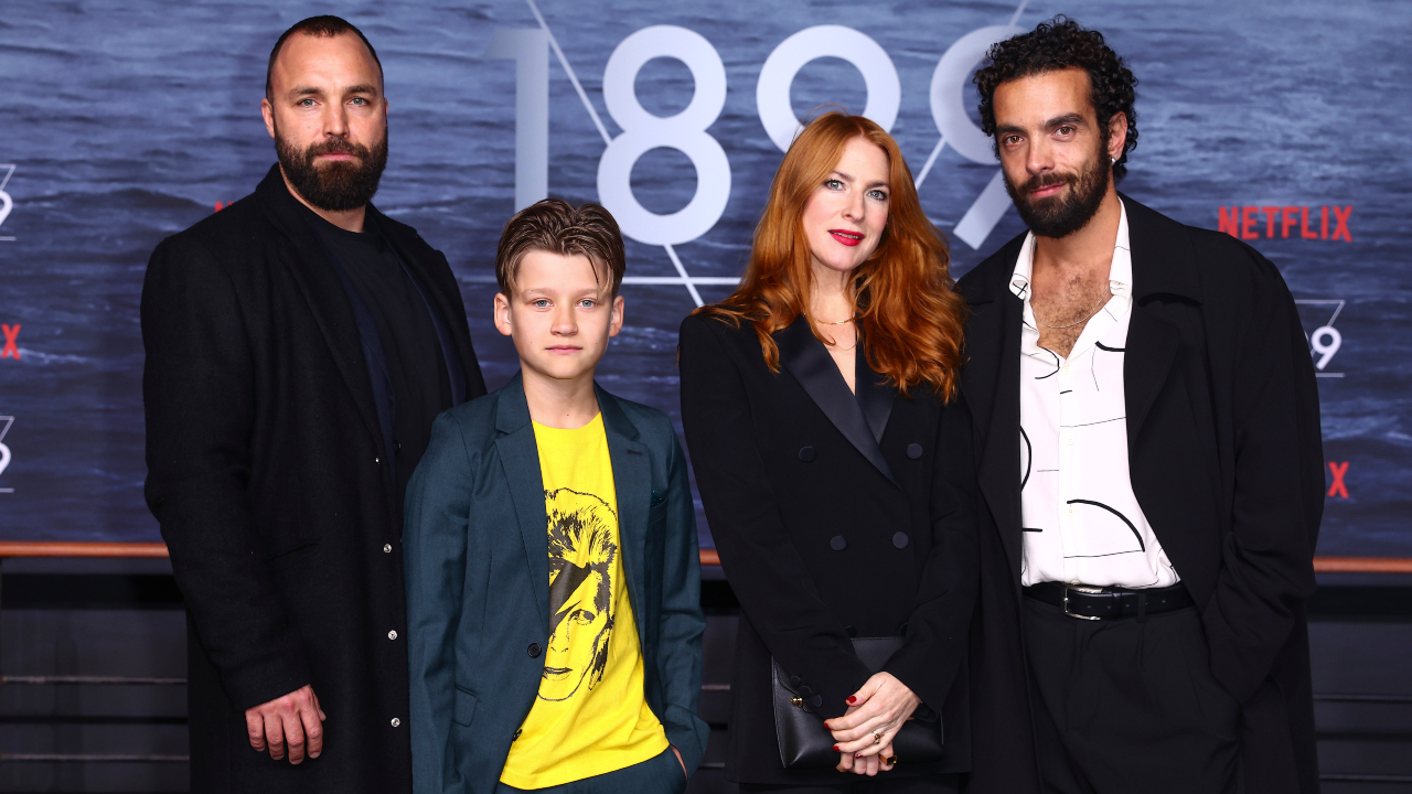 Fotografia com parte do elenco de '1899', com Isaak Dentler, Fflyn Edwards (que interpreta Elliot), Rosalie Craig e Jose Pimentao