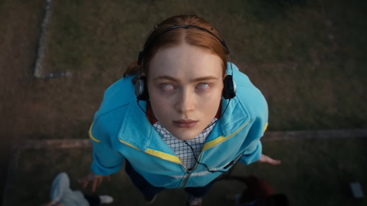 Cena em que Max (Sadie Sink) ouve Running Up That Hill para escapar do vilão Vecna