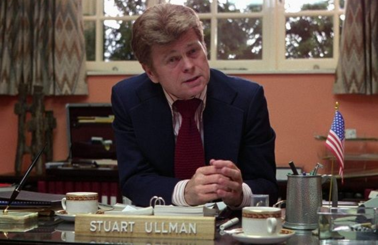 Stuart Ullman, interpretado por Barry Nelson