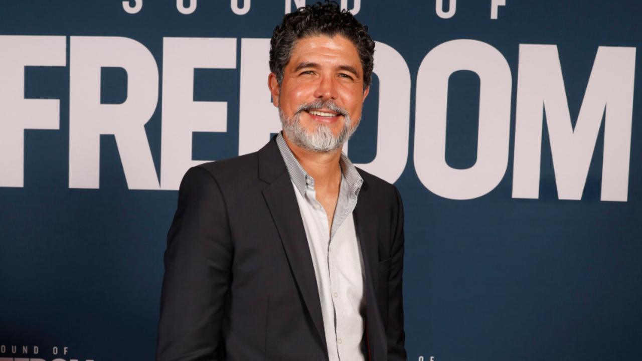 O diretor Alejandro Gómez Monteverde em evento de pré-estreia de 'Som da Liberdade'