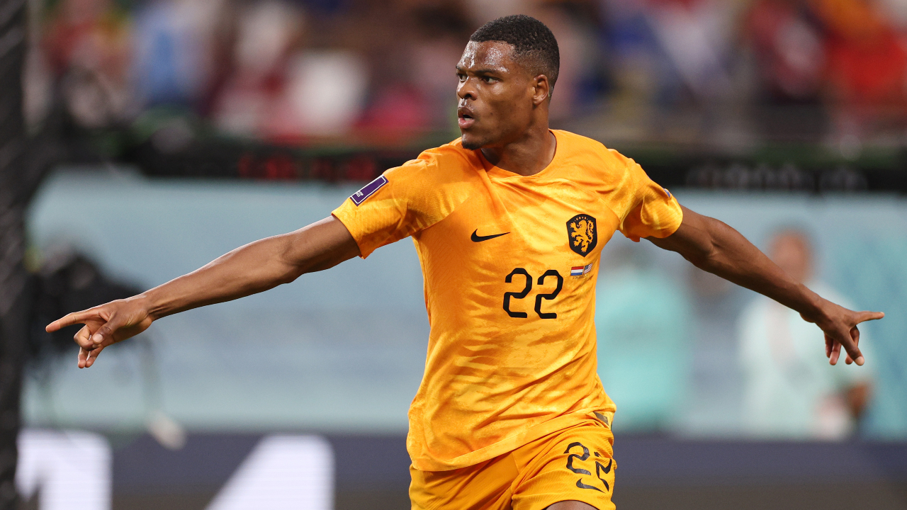 Denzel Dumfries, lateral-direito holandês, comemorando gol em partida contra os Estados Unidos na Copa do Mundo FIFA Qatar 2022