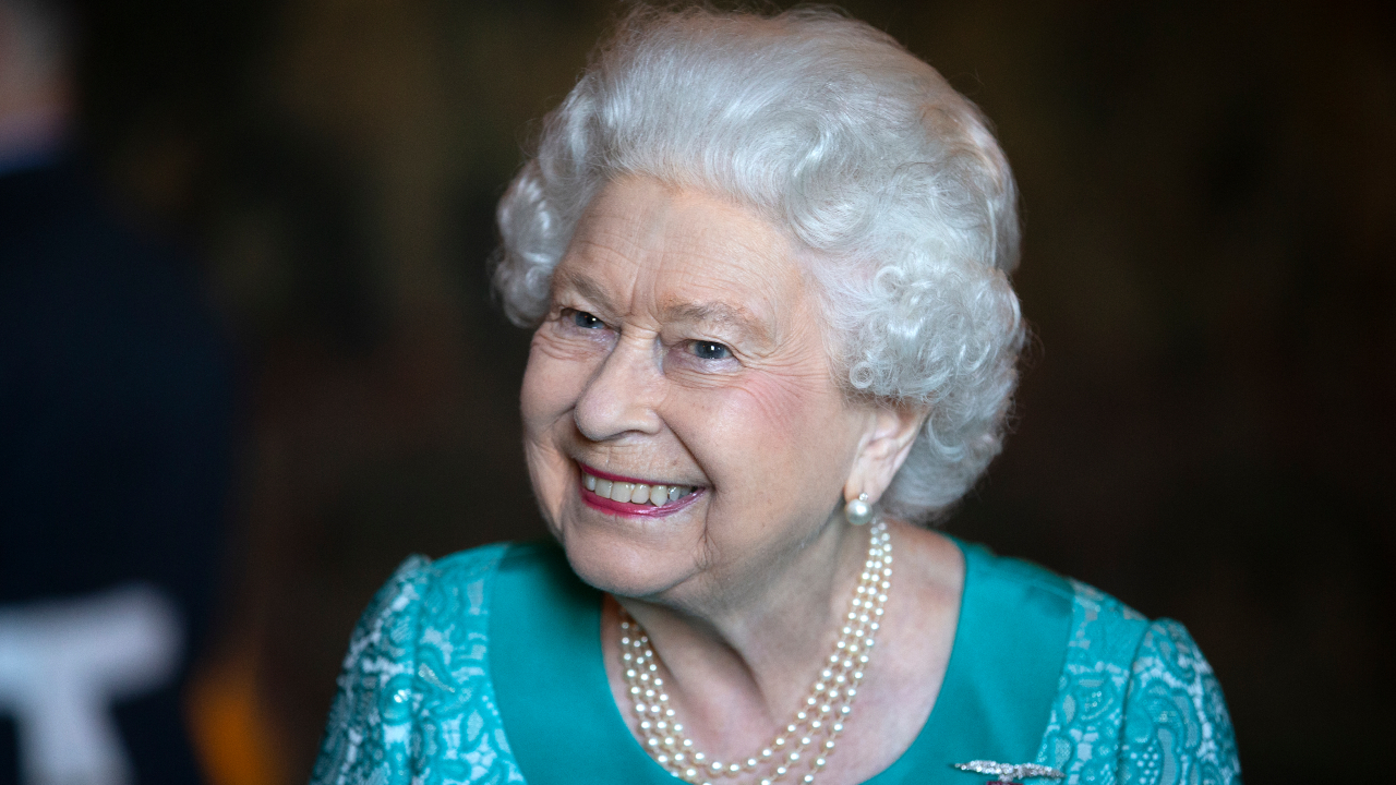 A rainha Elizabeth II era quase sempre vista com um colar de pérolas