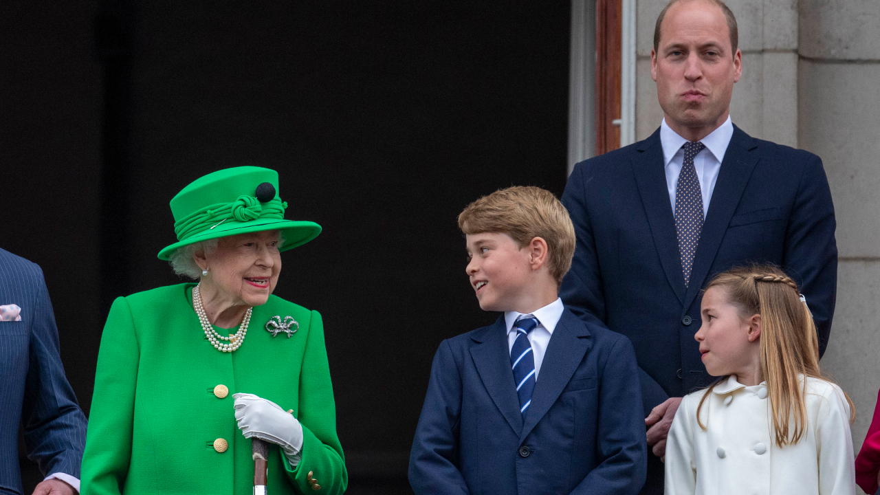 Rainha Elizabeth II, príncipe George, príncipe William e princesa Charlotte