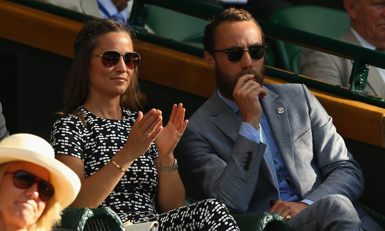 Pippa e James Middleton usando seus anéis de sinete