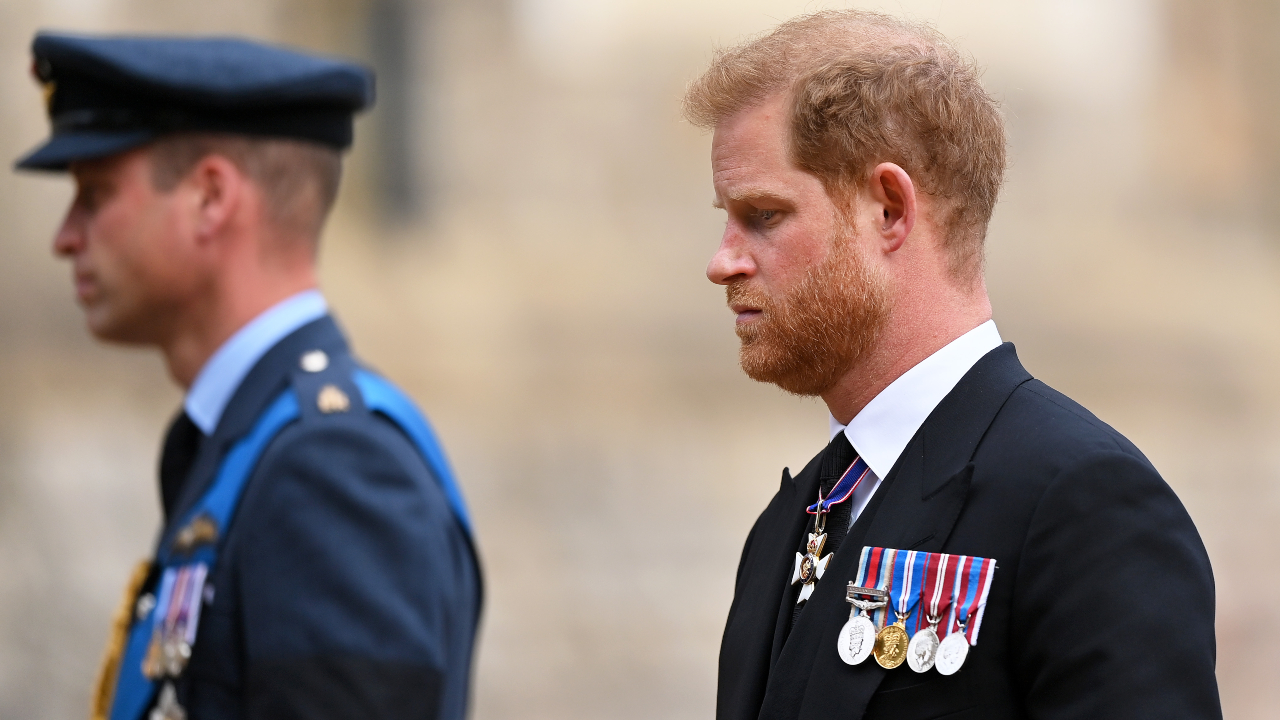 Fotografia dos príncipes William e Harry durante funeral da rainha Elizabeth II