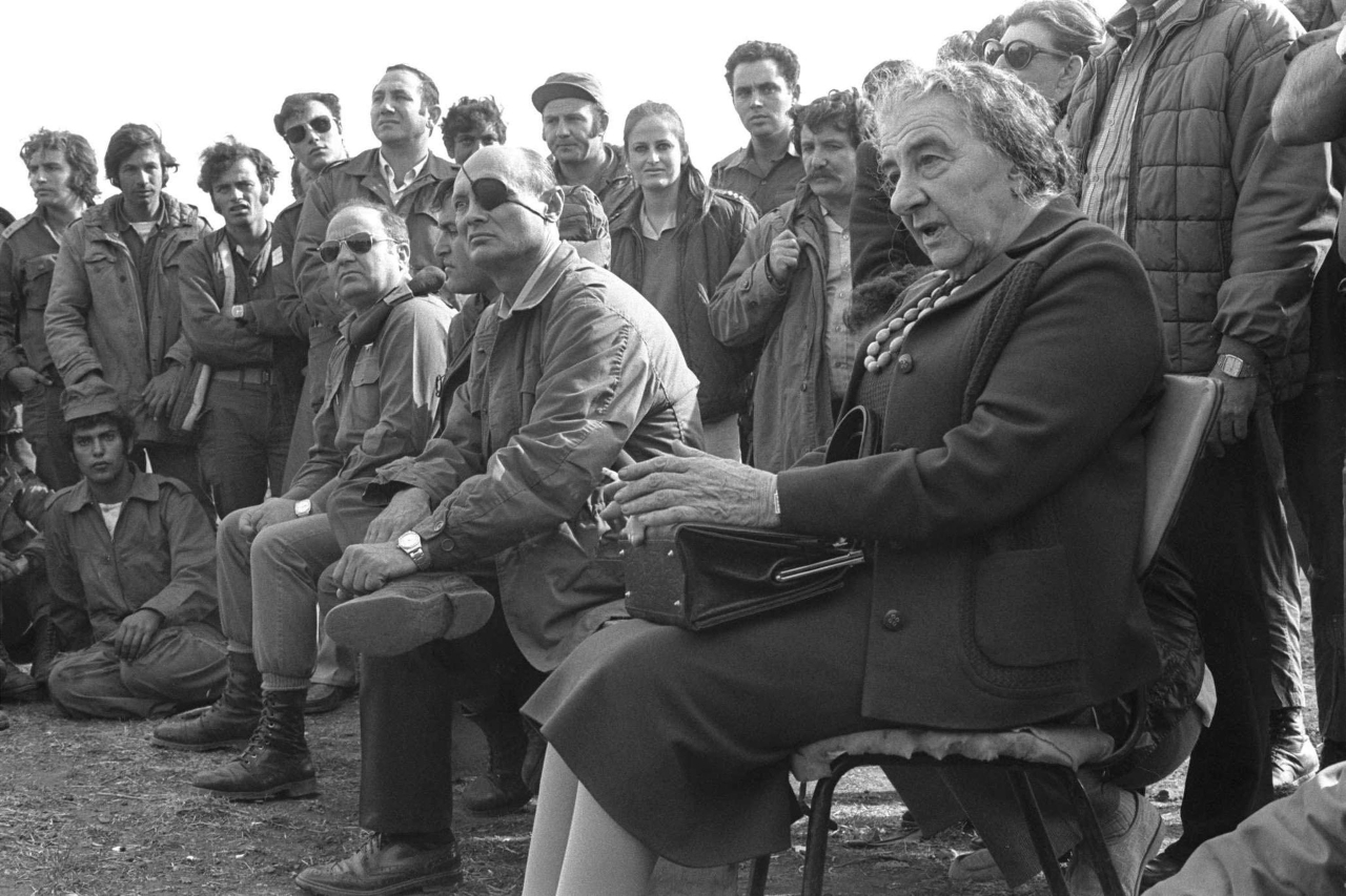 Antiga primeira-ministra de Israel, Golda Meir, e o ministro da defesa Moshe Dayan (com tapa-olho) reunidos com tropas israelenses em 21 de outubro de 1973