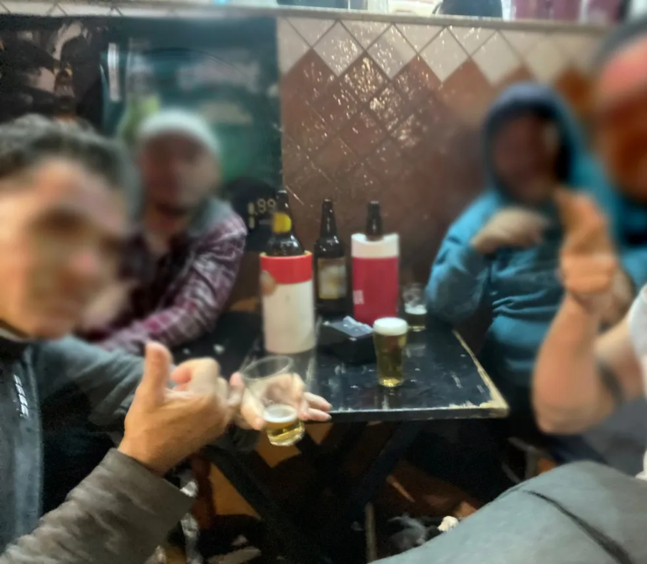 Selfie tirada pelo advogado e os suspeitos de cometerem o crime, ainda no bar