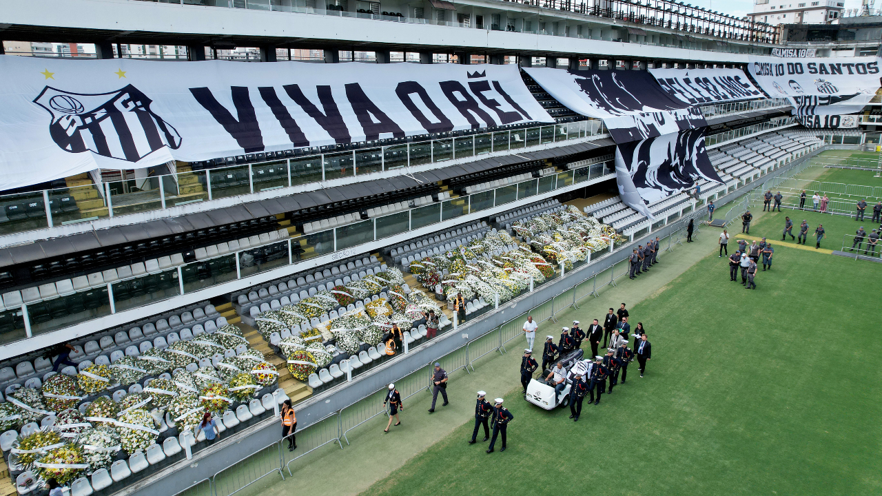 Caixão de Pelé sendo carregado para fora da Vila Belmiro