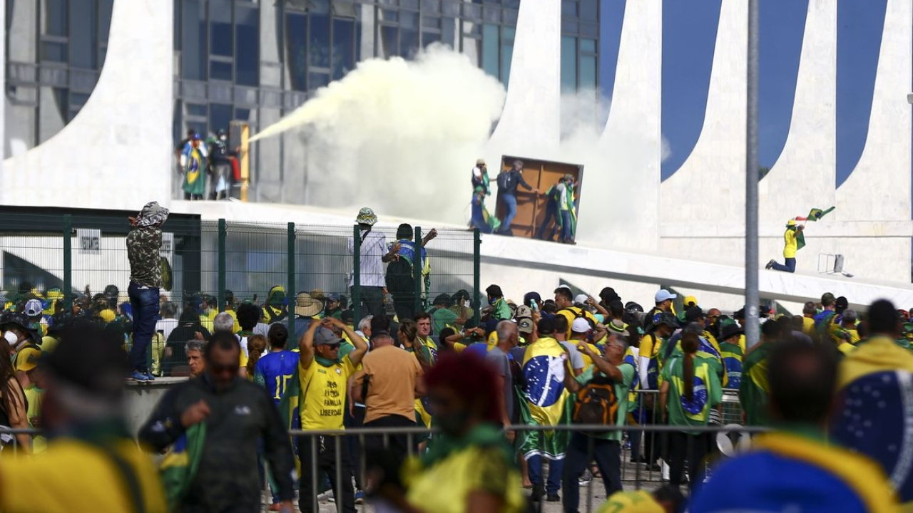 Fotografia retirada durante atentado à Praça dos Três Poderes, realizado no último domingo, 8