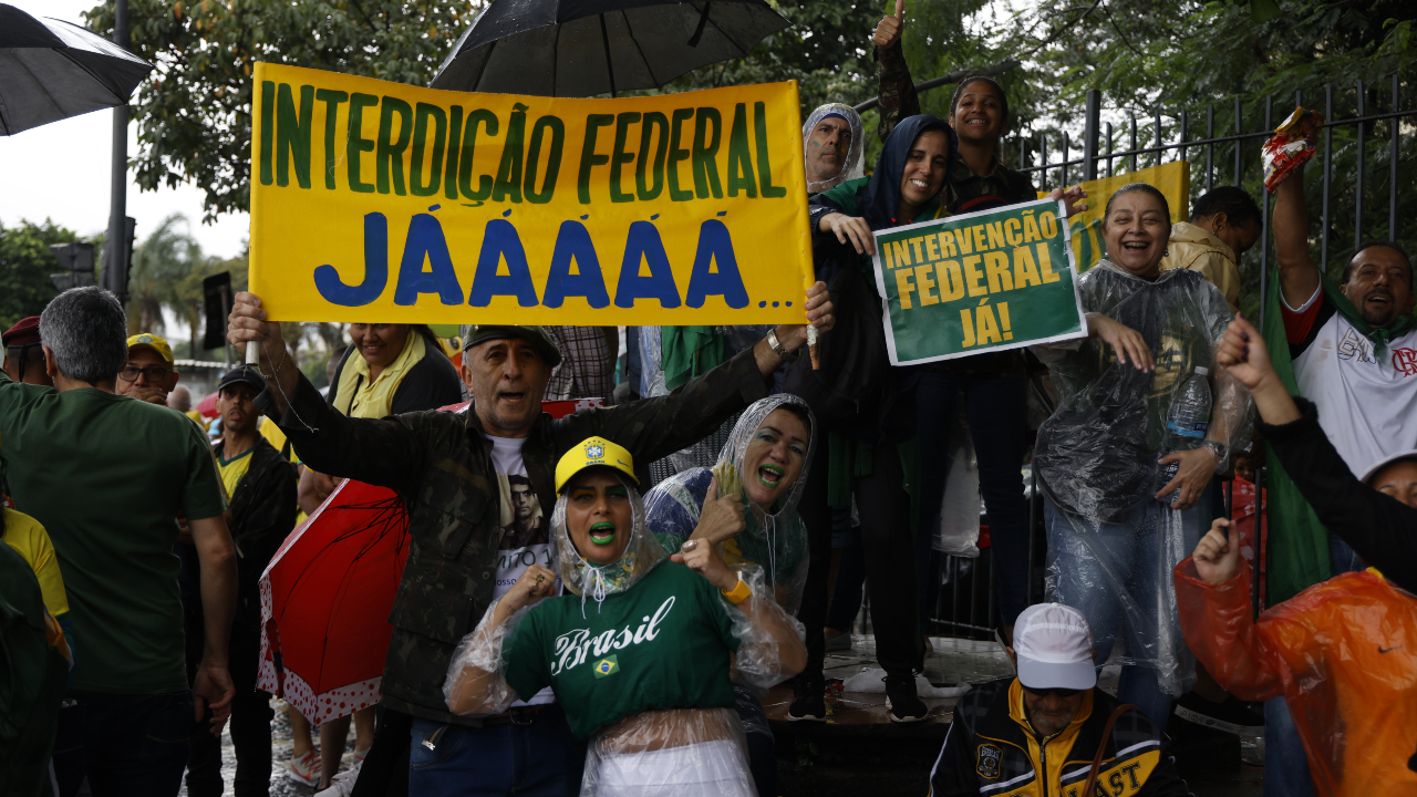 Manifestantes bolsonaristas em ato contra o resultado das eleições