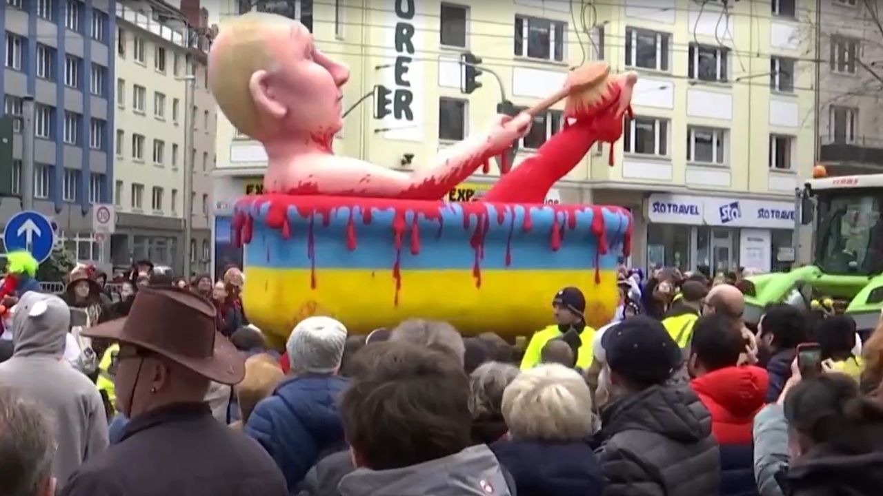 Carro alegórico de Vladimir Putin em uma banheira de sangue, na Alemanha. Foto: Reprodução/Vídeo 