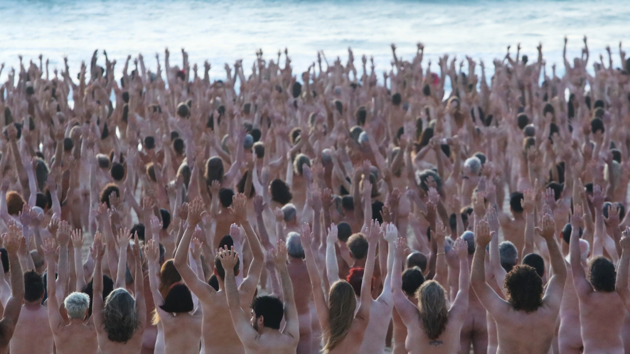 Por que inúmeras pessoas foram fotografadas peladas em uma praia de Sydney?