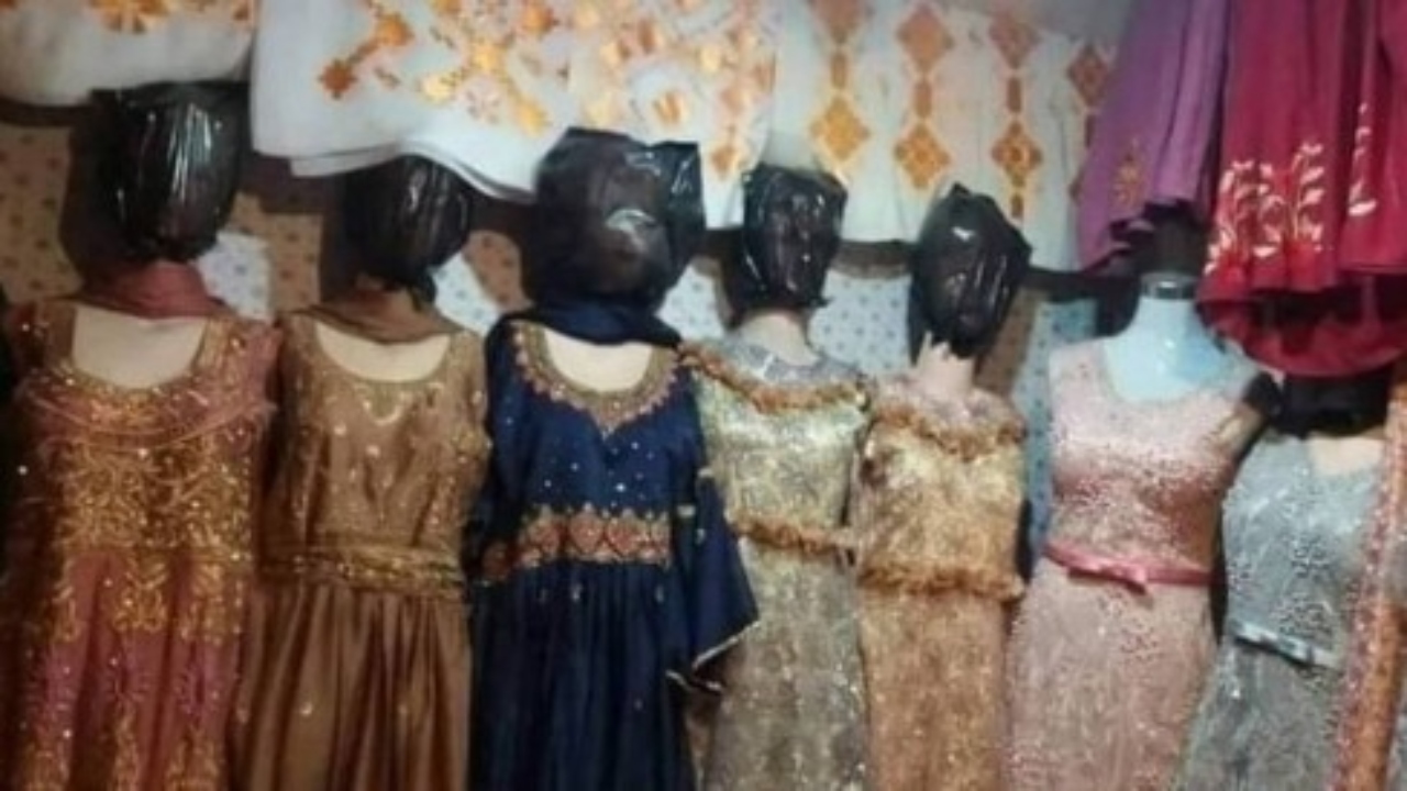 Manequins com a cabeça coberta em uma loja de roupas femininas, no Afeganistão. Foto: Reprodução/YouTube/SicNoticias